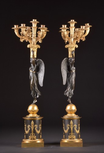 Antiquités - Grande paire de candélabres figuratifs Empire en bronze patiné et doré