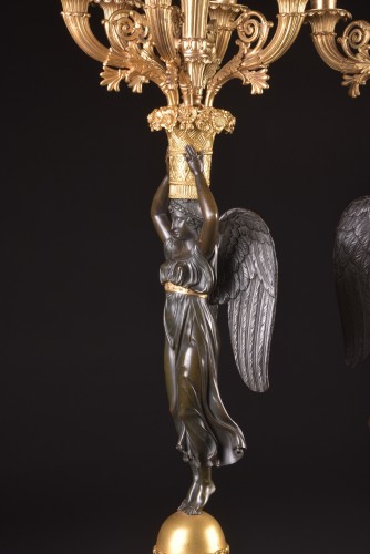 Antiquités - Grande paire de candélabres figuratifs Empire en bronze patiné et doré