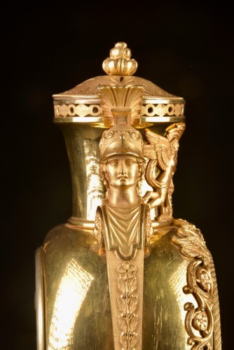 Vase pendule en plaqué or "Aux têtes de guerriers", circa 1810 - Horlogerie Style Empire
