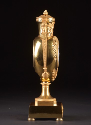 Horology  - Gold plated vase pendule “Aux têtes de guerriers”, circa 1810