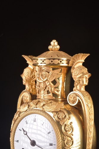 Antiquités - Gold plated vase pendule “Aux têtes de guerriers”, circa 1810
