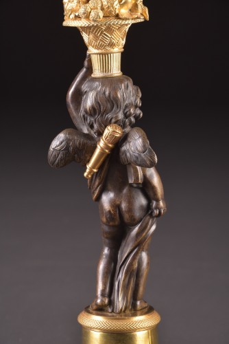 Elégants bougeoirs Louis XVI aux figures de Cupidon - Mora Antiques