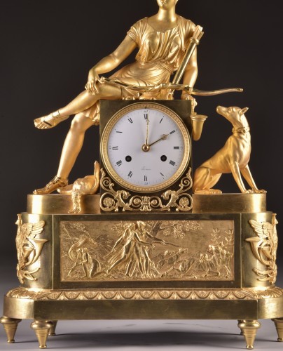Horlogerie Pendule - Grande pendule Empire représentant Diane