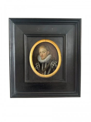 Portrait en miniature d'un jeune noble avec une boucle d'oreille 