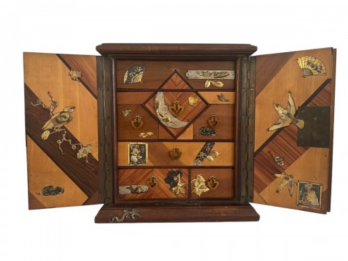 Cabinet Kodansu – Marqueterie de Hakone & Bronzes de Matsuyama, Meiji (1868–1912)