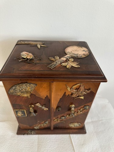 Cabinet Kodansu – Marqueterie de Hakone & Bronzes de Matsuyama, Meiji (1868–1912) - Arts d