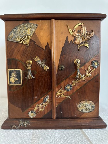 Cabinet Kodansu – Marqueterie de Hakone & Bronzes de Matsuyama, Meiji (1868–1912) - NewAGG Raritet Antique Gallery