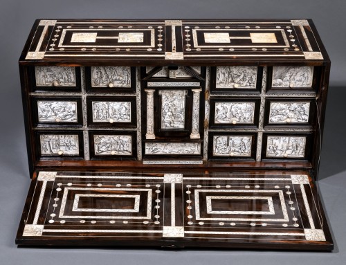 Cabinet en ébène et ivoire gravé, Naples vers 1600 - Mobilier Style Renaissance