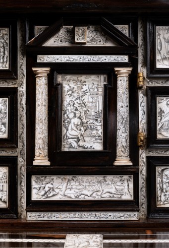 Antiquités - Cabinet en ébène et ivoire gravé, Naples vers 1600