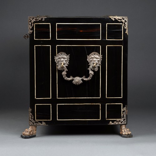 Antiquités - A 17th c. Italian (Milano) ebony and ivory inlaid cabinet