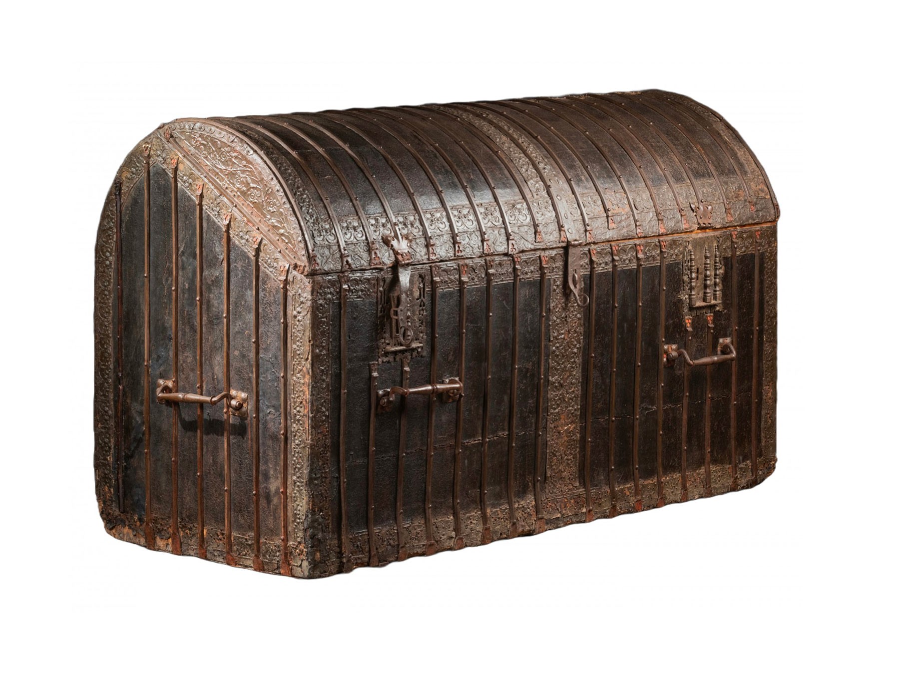 Grand coffre de voyage en cuir et fer, Nord de la France XVe siècle -  N.107247