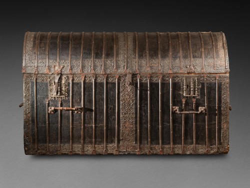 Grand coffre de voyage en cuir et fer, Nord de la France XVe siècle - Mobilier Style Moyen Âge