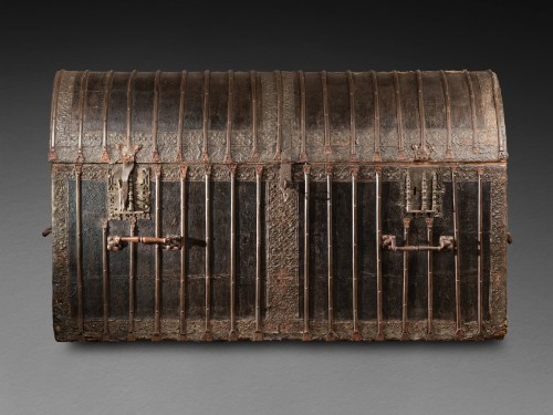 A large 15th c. French Gothic leather and iron bound travelling chest - Furniture Style Middle age