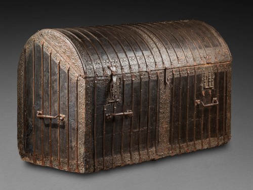 Mobilier Cabinet & Coffre - Grand coffre de voyage en cuir et fer, Nord de la France XVe siècle