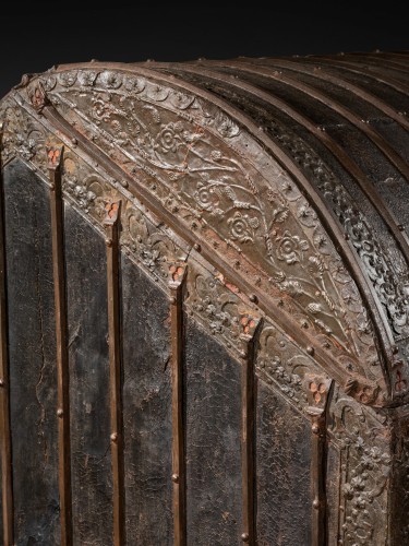 Grand coffre de voyage en cuir et fer, Nord de la France XVe siècle - Galerie Nicolas Lenté