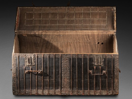 Grand coffre de voyage en cuir et fer, Nord de la France XVe siècle - Moyen Âge