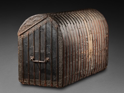 Antiquités - Grand coffre de voyage en cuir et fer, Nord de la France XVe siècle