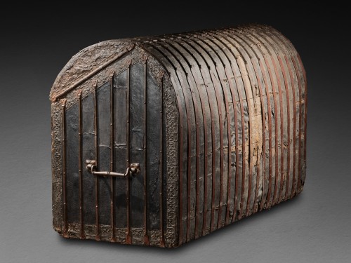 Antiquités - A large 15th c. French Gothic leather and iron bound travelling chest