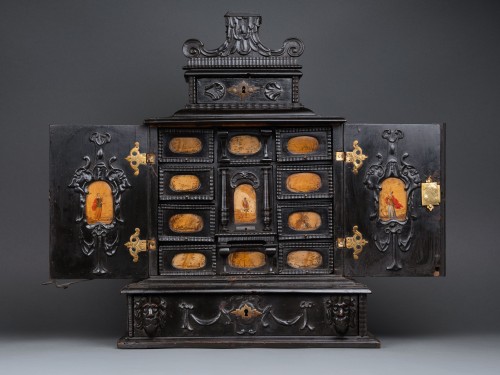 Cabinet en bois noirci orné de peintures sur Paésine, Augsbourg XVIIe siècle - Mobilier Style Louis XIII