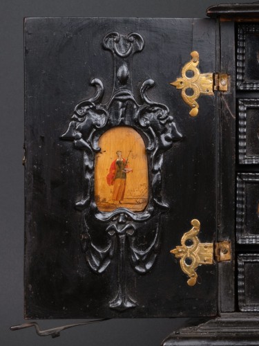 Cabinet en bois noirci orné de peintures sur Paésine, Augsbourg XVIIe siècle - Galerie Nicolas Lenté