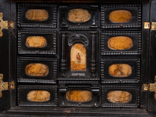 XVIIe siècle - Cabinet en bois noirci orné de peintures sur Paésine, Augsbourg XVIIe siècle