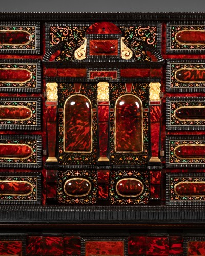 Cabinet d’apparat en écaille de tortue et laque incrustée, Anvers, XVIIe siècle - Galerie Nicolas Lenté