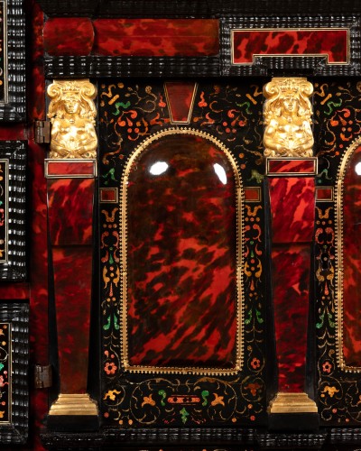 Cabinet d’apparat en écaille de tortue et laque incrustée, Anvers, XVIIe siècle - Louis XIV
