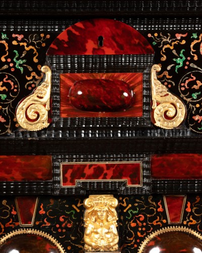 Louis XIV - Cabinet d’apparat en écaille de tortue et laque incrustée, Anvers, XVIIe siècle