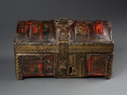 Coffret en cuir repoussé et polychrome, France, fin du XIVe siècle - Objets de Curiosité Style Moyen Âge