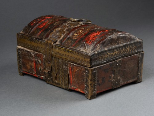 Coffret en cuir repoussé et polychrome, France, fin du XIVe siècle - Galerie Nicolas Lenté