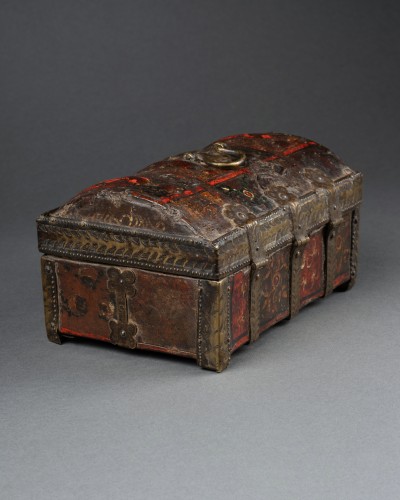 XIe au XVe siècle - Coffret en cuir repoussé et polychrome, France, fin du XIVe siècle