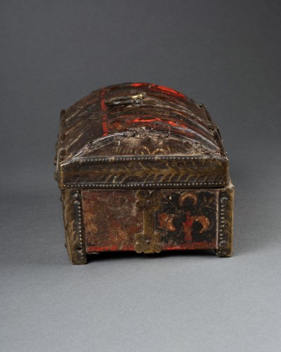 Moyen Âge - Coffret en cuir repoussé et polychrome, France, fin du XIVe siècle