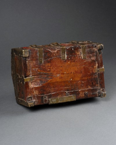 Antiquités - Coffret en cuir repoussé et polychrome, France, fin du XIVe siècle