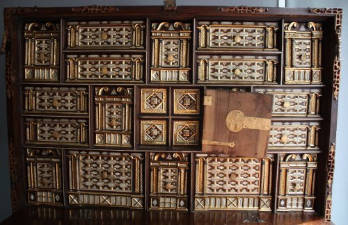 A late 16th early 17th Spanish Cabinet Vargueno with its chest of drawers - Furniture Style 