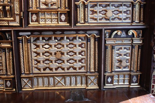 A late 16th early 17th Spanish Cabinet Vargueno with its chest of drawers - 