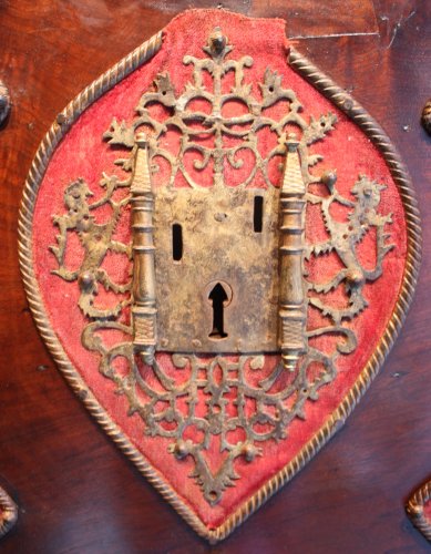 Antiquités - Cabinet Bargueno sur son coffre, Espagne, fin XVIe début du XVIIe