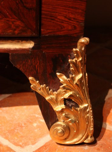 Antiquités - Commode tombeau d'époque Louis XV estampillée de M. Criaerd