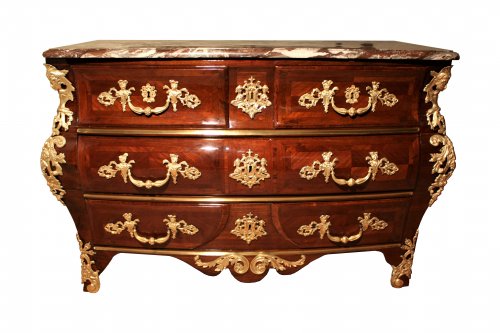 Commode tombeau en placage d'amarante d'époque Regence, XVIIIe