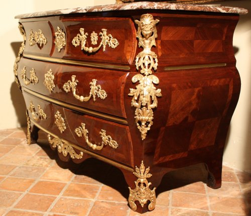 Commode tombeau en placage d'amarante d'époque Regence, XVIIIe - Mobilier Style Régence