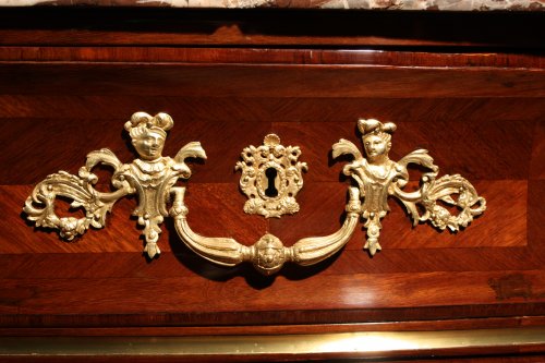 Régence - Commode tombeau en placage d'amarante d'époque Regence, XVIIIe