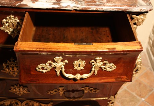 Antiquités - Commode tombeau en placage d'amarante d'époque Regence, XVIIIe