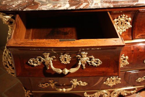 Antiquités - Commode tombeau en placage d'amarante d'époque Regence, XVIIIe