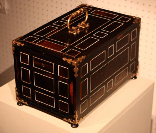 Cabinet de voyage en placage d'ébène et filets d'ivoire, Italie, XVIIe - Mobilier Style 