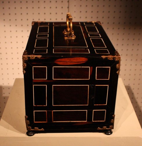 Antiquités - Cabinet de voyage en placage d'ébène et filets d'ivoire, Italie, XVIIe