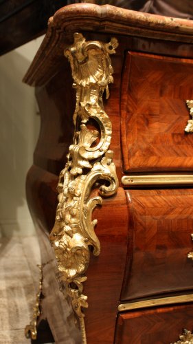 Commode tombeau d'époque Louis XV - Mobilier Style Louis XV