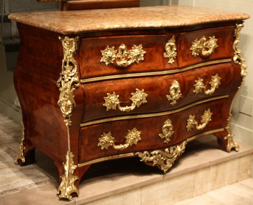 Commode tombeau d'époque Louis XV - Galerie Nicolas Lenté