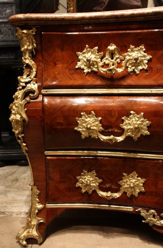 XVIIIe siècle - Commode tombeau d'époque Louis XV