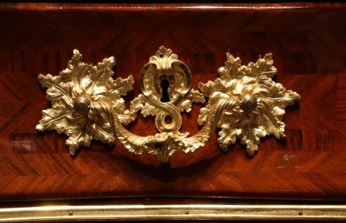 Antiquités - Commode tombeau d'époque Louis XV