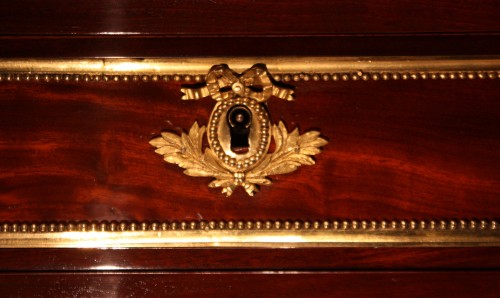 Antiquités - Bureau plat en acajou d'époque Louis XVI estampillé G. DESTER