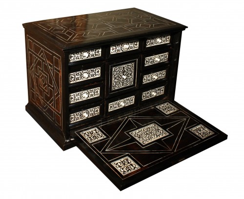 Cabinet en marqueterie d'ivoire et ébène, Italie, XVIIe - Mobilier Style 